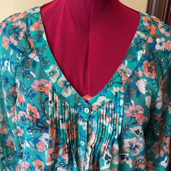 LC Lauren Conrad  Top  blouse, V-neck&back floral Light green peach blue Size XS - Picture 2 of 9
